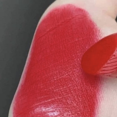 Помада для губ с сатиновым финишем Burberry Kisses Lipstick (Military Red 109) Mini