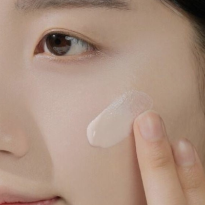 Сонцезахисний крем для вирівнювання тону шкіри SKIN1004 Madagascar Centella Tone Brightening Tone-up Sunscreen SPF50 (50 ml)