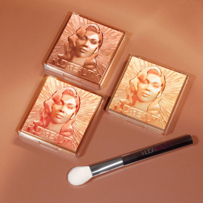 Кисть для хайлайтера Huda Beauty Face Glow Highlighter Brush