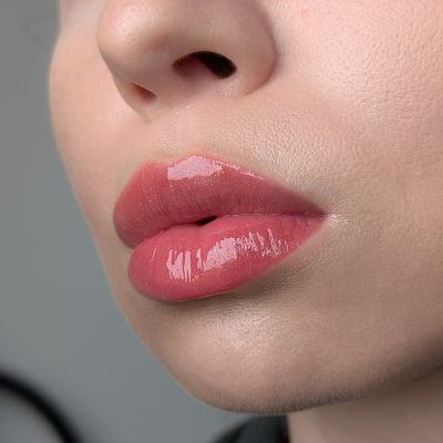 Блиск-ліппер для губ Lipss Ceramides & Peptides Lipper Smells Like Money 9 ml  (шоколадний із золотистими блискітками)