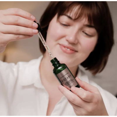 Освітлююча гіалуронова сироватка Votary Brightening Hyaluronic Serum Narcissus & AHA 50 ml