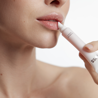 Блиск-ліппер для губ Lipss Ceramides & Peptides Lipper Sparkling Holiday (нюдово рожевий із срібними блискітками) 8 ml