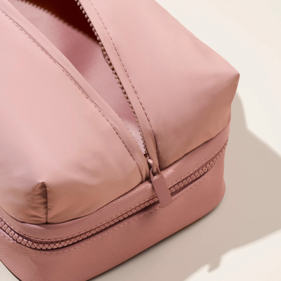 Вместительная двухслойная косметичка Rare Beauty Puffy Toiletry Bag - Mauve