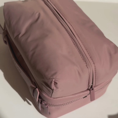 Вместительная двухслойная косметичка Rare Beauty Puffy Toiletry Bag - Mauve