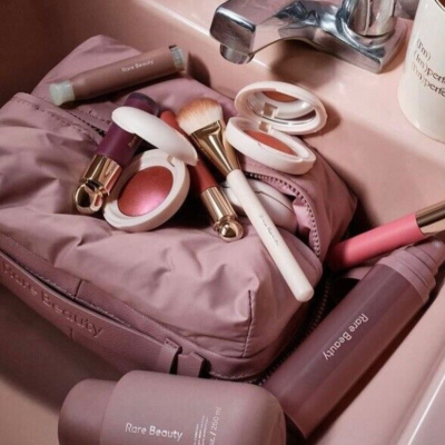 Вместительная двухслойная косметичка Rare Beauty Puffy Toiletry Bag - Mauve